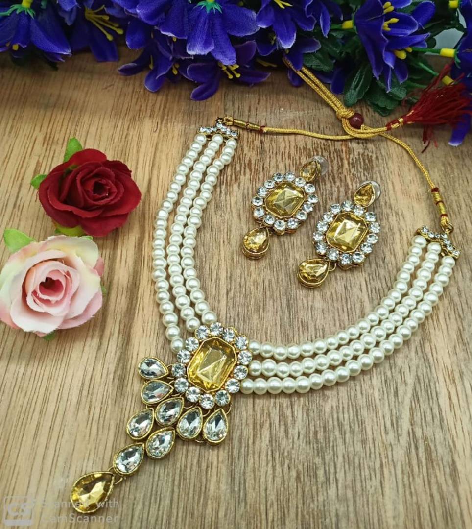 Sizzling Alloy Kundan Pearl Jewellery Set