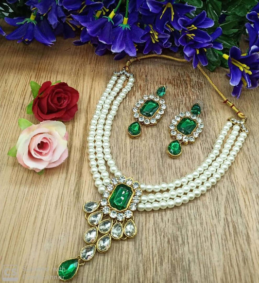 Sizzling Alloy Kundan Pearl Jewellery Set