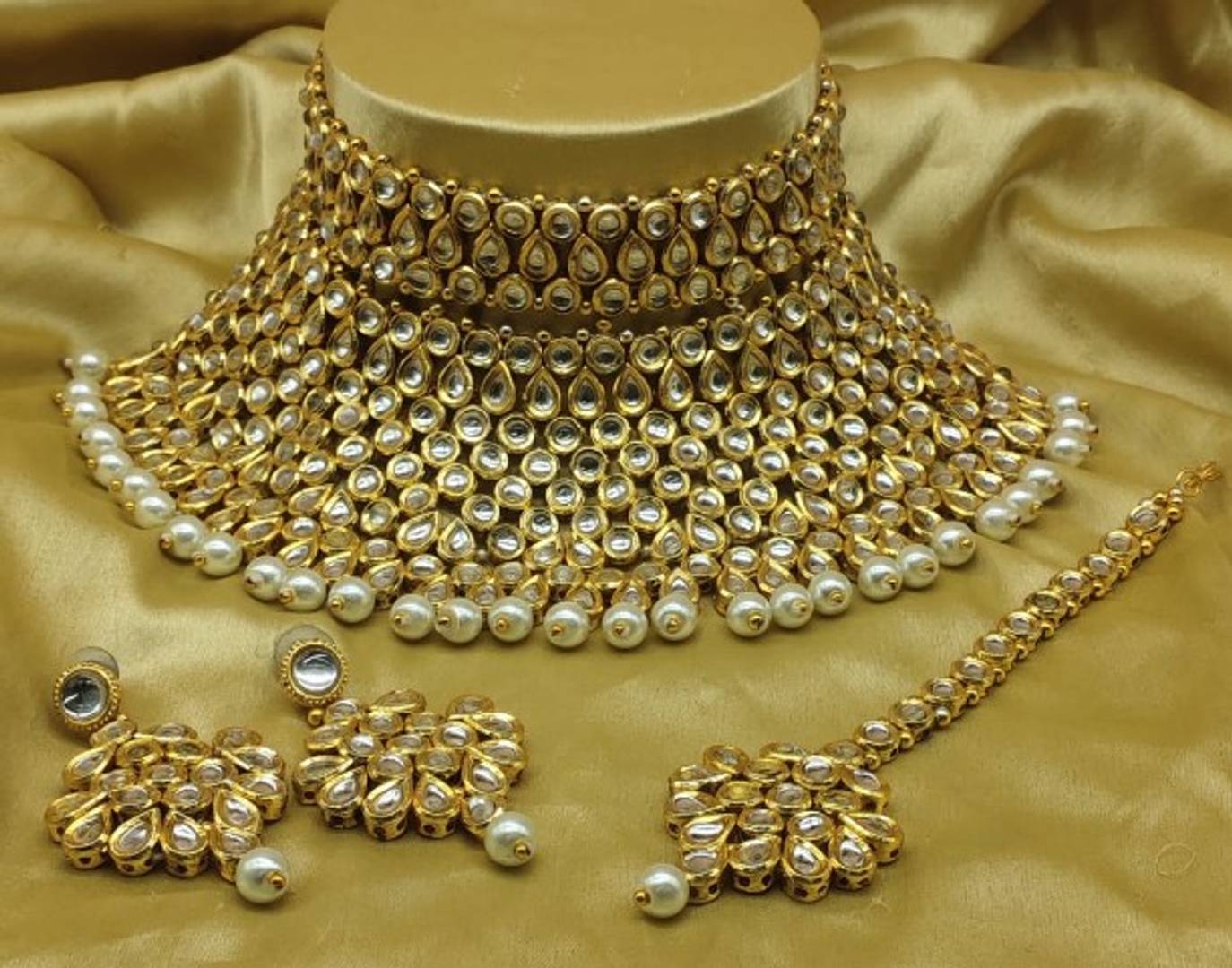 Gracious Kundan Choker Necklace Set