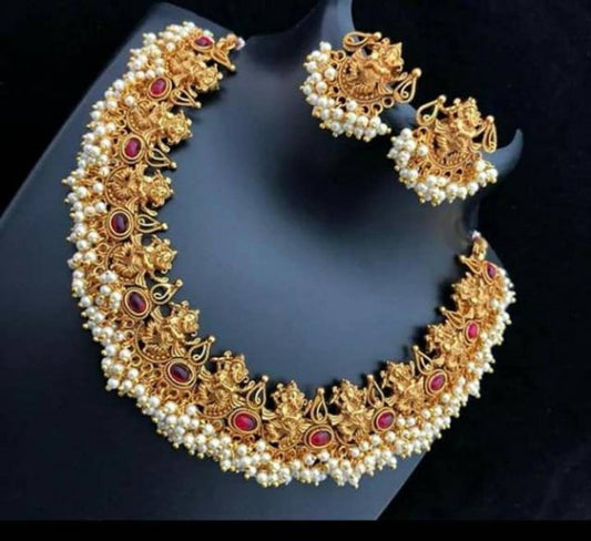Voguish Kundan Choker Necklace Set